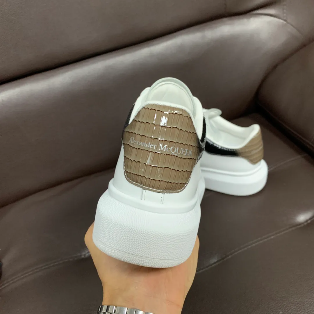 👟👟Ex-factory price 560👟👟 Professional McQueen factory. Top version. Couple style Alexander McQUEEN high version has been upgraded to the highest quality again✅ 💪McQueen Spring, Summer, Autumn and Winter top version Purchasing level✅ Recruiting national online and offline agents to join🤝 🏆Fabric: Original materials imported from Italy. Texture, water-resistant and non-discoloring 🏆Inner lining: ️A-grade Italian imported lining resistant to dirt, sweat-absorbent, breathable and comfortable 🏆Foot pads: top-grade imported Italian super-soft cowhide leather 🏆Outsole: PU+counter 1:1 🏆Shoe box: original white box. Plus white flip cover for double-layer protection. Cloth bag. Handbag. Certificate of 1:1 mold opening, 4-piece set. Delivered with a pair of shoelaces. 🖕🏿🖕🏿🖕🏿You can choose any pair of shoelaces in any color of our factory 🏆Code number: women’s 34-41. men’s 38-46 🏆Special remarks (women’s size 34.40.41, men’s size 38.45.46 is customized, no returns or exchanges) Win-win cooperation🤝